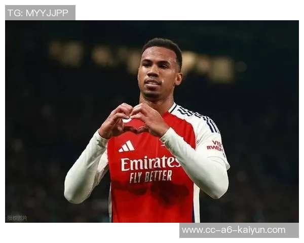 约克雷斯与前女友共度周末情感纠葛引发异国恋期待